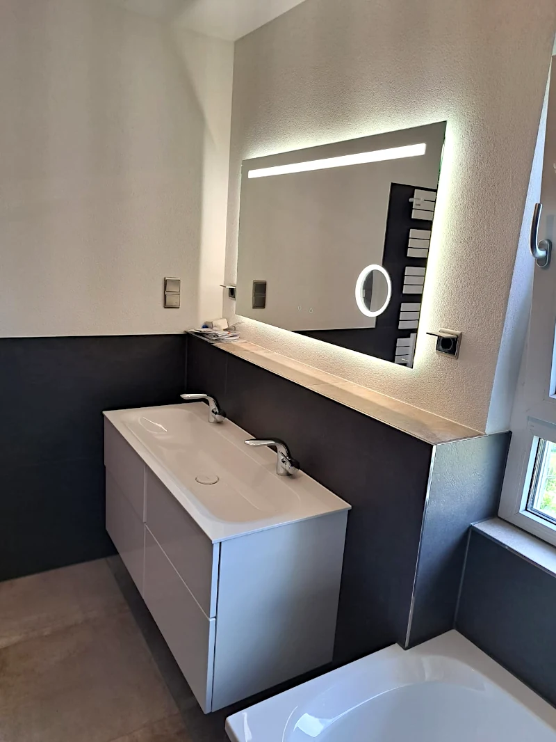 Bad mit sehr breitem Waschtisch, Spiegel und Badewanne