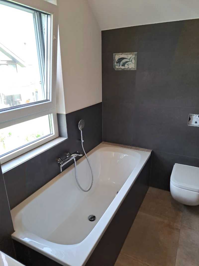 Bad mit Badewanne und WC
